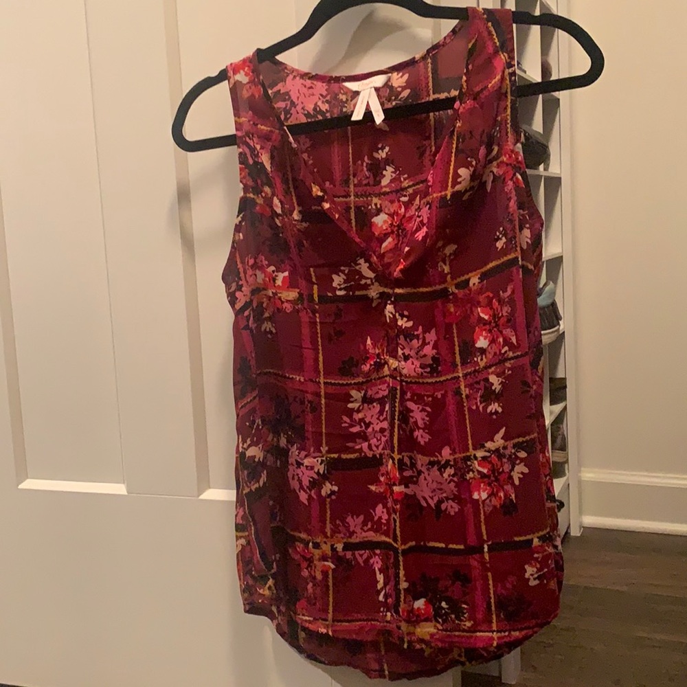 Sleeveless ladies blouse
